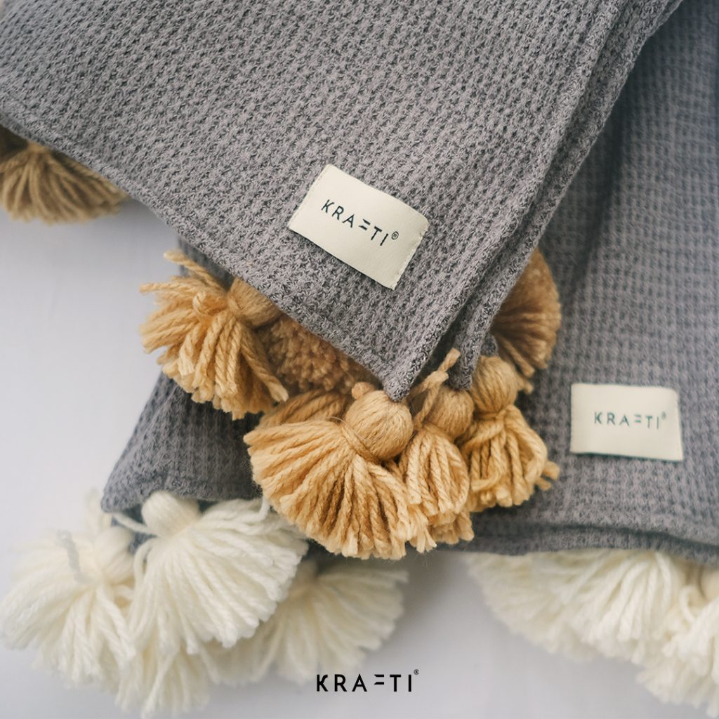 Kraftii Project & Living - Selimut sofa / selimut dewasa  / selimut traveling  / Grey Malie
