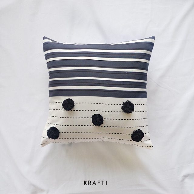 Bantal Sofa 40x40 Motif Black Poms Stripes