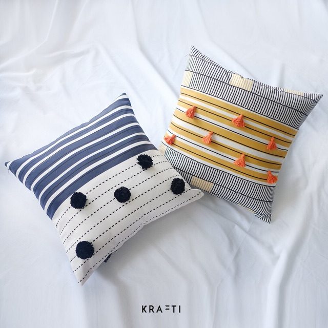 Bantal Sofa 40x40 Motif Black Poms Stripes