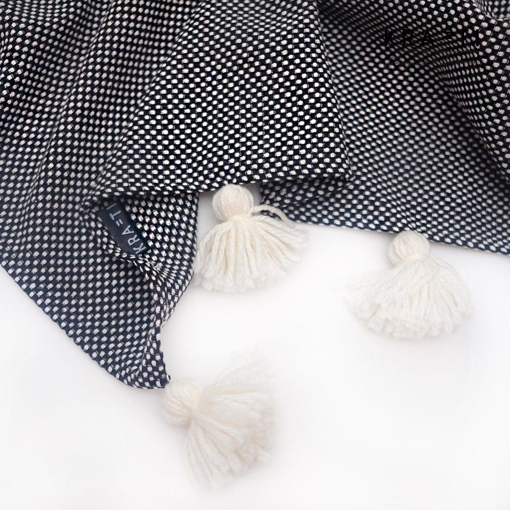 Selimut Sofa / Selimut Travelling / Selimut Dewasa / Selimut Tassel / Selimut White Dots Semi Wool
